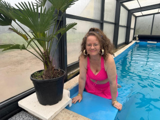 Alter: 51 / Krebs - Alter: 156 / mollig - Geschlecht: weiblich - Ausrichtung: heterosexuell - Haare: braun / mittellang - Piercing: keins - bewebmaster-Alter: E und mehr - Hautfarbe: weiss - Augen: grün - Rasur: nicht rasiert